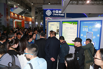 天坦移動醫(yī)、護(hù)亮相信博會，展臺前人頭攢動